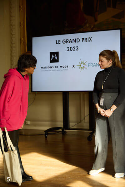 Photo de Julie la créatrice gagnant le grand prix Maison de Mode 2023, bijoux de créateur. 